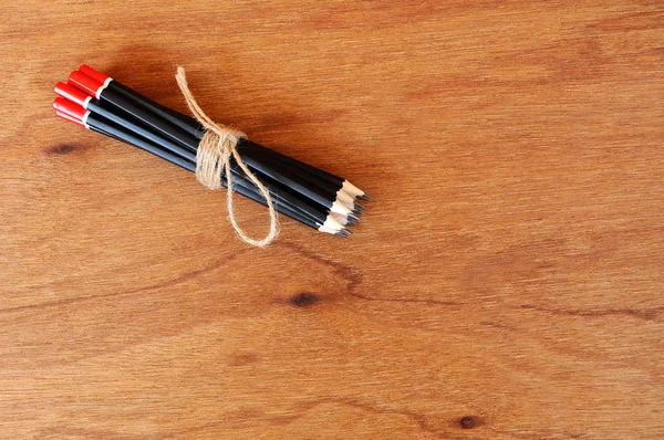 黑色铅笔用绳子捆的稻草纱. — 图库照片