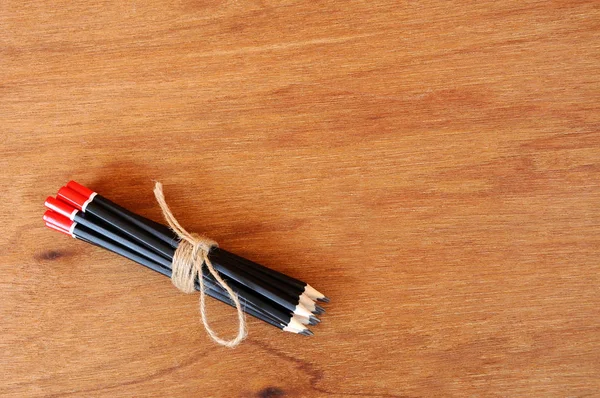 黑色铅笔用绳子捆的稻草纱. — 图库照片