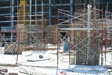 Kuala Lumpur, Malezya-19 Eylül 2016: sütun kereste form iş ve takviye çubuğu inşaat sahasında. Geçici ahşap destek tarafından desteklenen yapı