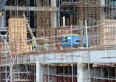 Kuala Lumpur, Malezya-19 Eylül 2016: sütun kereste form iş ve takviye çubuğu inşaat sahasında. Geçici ahşap destek tarafından desteklenen yapı