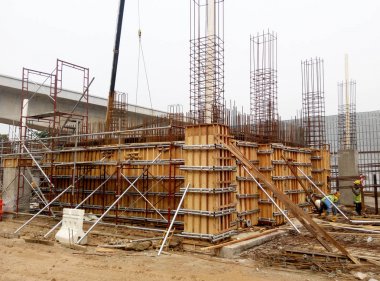 Kuala Lumpur, Malezya-19 Eylül 2016: sütun kereste form iş ve takviye çubuğu inşaat sahasında. Geçici ahşap destek tarafından desteklenen yapı