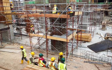 Kuala Lumpur, Malezya-19 Eylül 2016: sütun kereste form iş ve takviye çubuğu inşaat sahasında. Geçici ahşap destek tarafından desteklenen yapı