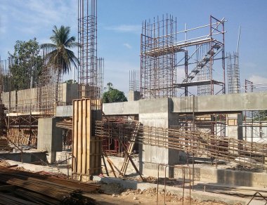 Kuala Lumpur, Malezya-19 Eylül 2016: sütun kereste form iş ve takviye çubuğu inşaat sahasında. Geçici ahşap destek tarafından desteklenen yapı