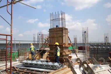 Kuala Lumpur, Malezya-19 Eylül 2016: sütun kereste form iş ve takviye çubuğu inşaat sahasında. Geçici ahşap destek tarafından desteklenen yapı