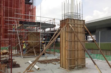 Kuala Lumpur, Malezya-19 Eylül 2016: sütun kereste form iş ve takviye çubuğu inşaat sahasında. Geçici ahşap destek tarafından desteklenen yapı