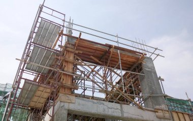 Kuala Lumpur, Malezya-19 Eylül 2016: sütun kereste form iş ve takviye çubuğu inşaat sahasında. Geçici ahşap destek tarafından desteklenen yapı