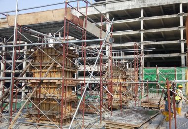 Kuala Lumpur, Malezya-19 Eylül 2016: sütun kereste form iş ve takviye çubuğu inşaat sahasında. Geçici ahşap destek tarafından desteklenen yapı