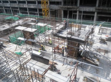 Kuala Lumpur, Malezya-19 Eylül 2016: sütun kereste form iş ve takviye çubuğu inşaat sahasında. Geçici ahşap destek tarafından desteklenen yapı