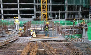 Kuala Lumpur, Malezya-14 Ocak 2017: çelik takviye bar inşaat sahasında imalatı inşaat işçileri. Takviye çubuğu birlikte küçük tel kullanarak bağlıydı.  