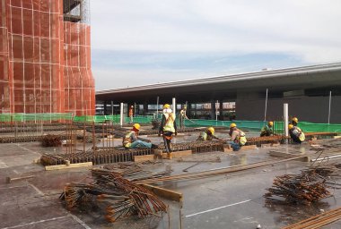Kuala Lumpur, Malezya-14 Ocak 2017: çelik takviye bar inşaat sahasında imalatı inşaat işçileri. Takviye çubuğu birlikte küçük tel kullanarak bağlıydı.  