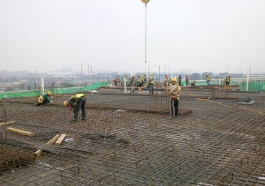 Kuala Lumpur, Malezya-14 Ocak 2017: çelik takviye bar inşaat sahasında imalatı inşaat işçileri. Takviye çubuğu birlikte küçük tel kullanarak bağlıydı.  