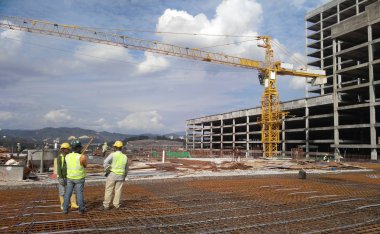 Kuala Lumpur, Malezya-14 Ocak 2017: çelik takviye bar inşaat sahasında imalatı inşaat işçileri. Takviye çubuğu birlikte küçük tel kullanarak bağlıydı.  