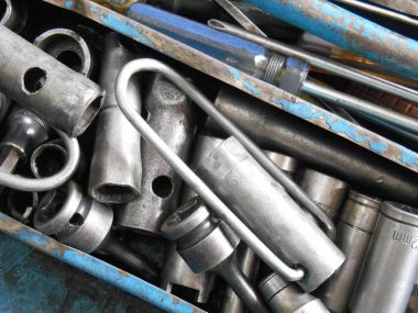 Selangor, Malezya -16 Nisan 2017: Metal alet kutusunun içindeki araba atölyesi araçları.