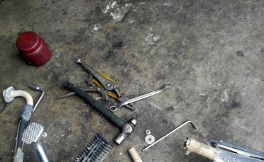 Selangor, Malezya -16 Nisan 2017: Araba atölye araçları yerde kaldı. Atölye zeminyağlı ve kirli.