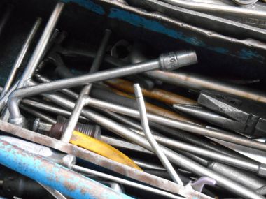 Selangor, Malezya -16 Nisan 2017: Metal alet kutusunun içindeki araba atölyesi araçları.