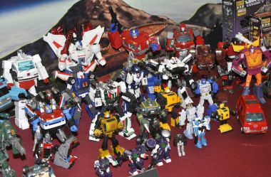 Kuala Lumpur, Malezya -18 Mart 2017: Transformers televizyon çizgi filmi ve film aksiyon figürü masada.