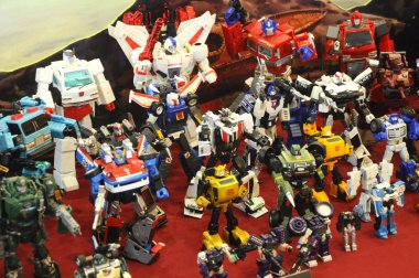 Kuala Lumpur, Malezya -18 Mart 2017: Transformers televizyon çizgi filmi ve film aksiyon figürü masada.