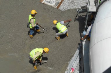 İnşaat İşçileri ıslak beton tesviye