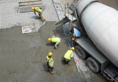 İnşaat İşçileri ıslak beton tesviye