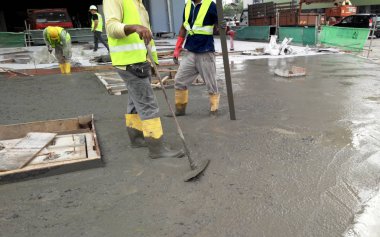 İnşaat İşçileri ıslak beton tesviye