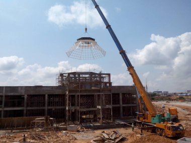 İnşaat alanında ağır malzeme kaldırma için kullanılan Mobil vinç 