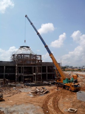 İnşaat alanında ağır malzeme kaldırma için kullanılan Mobil vinç 