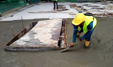 İnşaat İşçileri ıslak beton tesviye