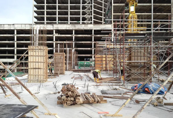 吉隆坡 马来西亚 2016年9月19日 柱子木材形成工作和钢筋在建筑工地 临时木材支撑支护结构 — 图库照片