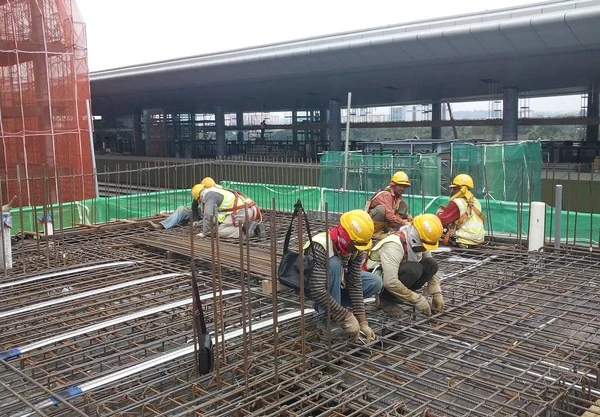 吉隆坡 马来西亚 2017年1月14日 建筑工人制造钢筋钢筋在工地 钢筋被捆绑在一起使用小导线 — 图库照片