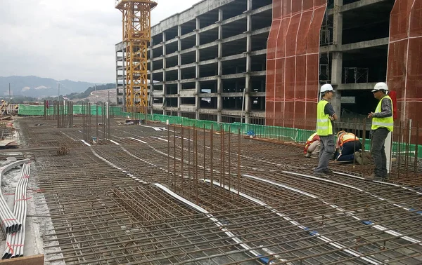 吉隆坡 马来西亚 2017年1月14日 建筑工人制造钢筋钢筋在工地 钢筋被捆绑在一起使用小导线 — 图库照片