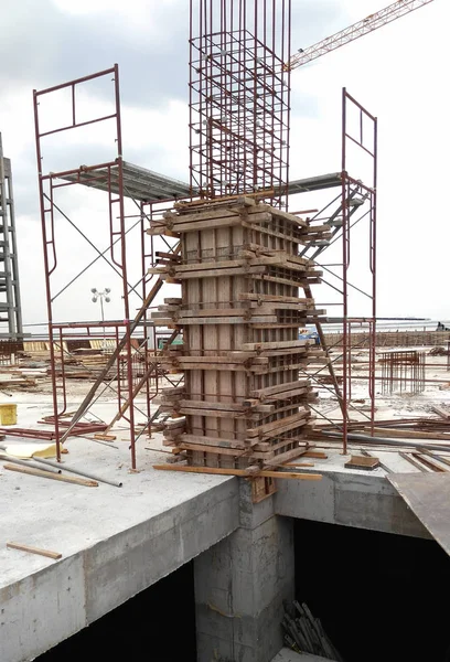 吉隆坡 马来西亚 2016年9月19日 柱子木材形成工作和钢筋在建筑工地 临时木材支撑支护结构 — 图库照片