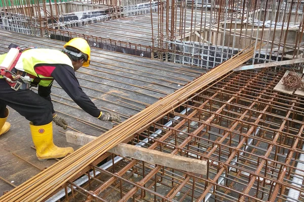 Kuala Lumpur Malaysia Januari 2017 Byggnadsarbetare Fabricera Stålarmering Bar Byggarbetsplatsen — Stockfoto