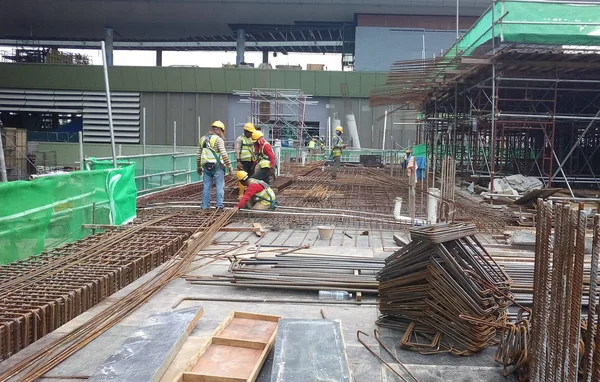 Kuala Lumpur Malaysia Janeiro 2017 Trabalhadores Construção Civil Que Fabricam — Fotografia de Stock