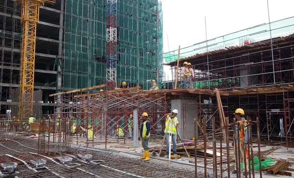 Kuala Lumpur Malaysia January 2017 Construction Workers Fabricating Steel Reinforcement — стоковое фото