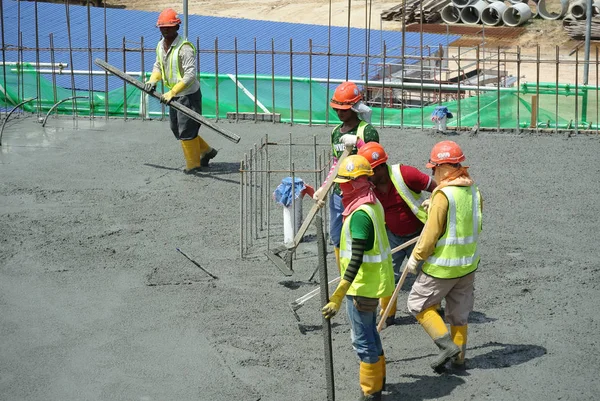 İnşaat İşçileri ıslak beton tesviye — Stok fotoğraf