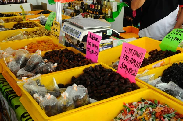 Trockenfrüchte auf Flohmärkten verkauft. teilweise mit Salz oder Zucker beschichtet. — Stockfoto