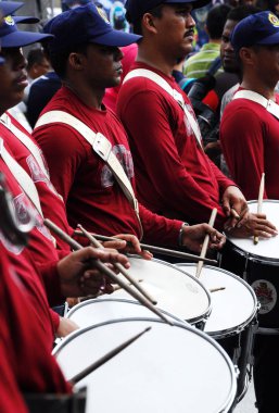 Kuala Lumpur, Malezya-22 Şubat 2017: Brass band oyuncu iken nota tarafından destekli bir müzik aleti çalıyor.
