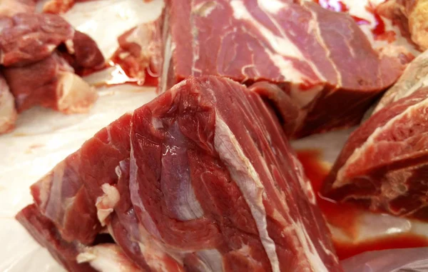 Gefrorenes Fleisch in Stücke geschnitten — Stockfoto