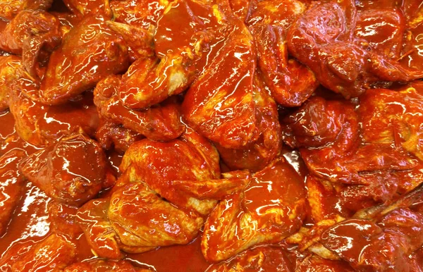 Kyckling i marinad med en mängd kryddor — Stockfoto