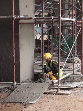 Kuala Lumpur, Malezya-14 Ocak 2017: inşaat işçileri bina duvar ve çimento kullanarak ışın sıvama alçı çimento ve kum inşaat sahasında karışımı. 