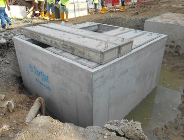Kuala Lumpur, Malezya-31 Ocak 2017: yeraltı yardımcı programı Hizmetleri inşaat altında prekast beton kuyu. Normalde elektrik tarafından kullanılan ve onların kablo koymak için sağlayıcı telefon. 