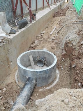 Kuala Lumpur, Malezya-31 Ocak 2017: yeraltı yardımcı programı Hizmetleri inşaat altında prekast beton kuyu. Normalde elektrik tarafından kullanılan ve onların kablo koymak için sağlayıcı telefon. 