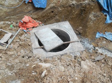 Kuala Lumpur, Malezya-31 Ocak 2017: yeraltı yardımcı programı Hizmetleri inşaat altında prekast beton kuyu. Normalde elektrik tarafından kullanılan ve onların kablo koymak için sağlayıcı telefon. 