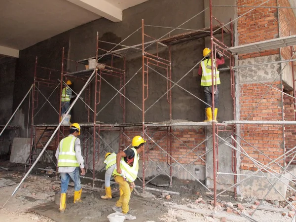 Kuala Lumpur Malezja Stycznia 2017 Pracowników Budowlanych Tynkowanie Ściany Budynku — Zdjęcie stockowe