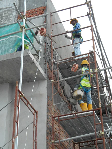 クアラルンプール マレーシア 2017 建設労働者の建物の壁と梁のセメントを使用した左官工事石膏セメントと工事現場で砂のミックス — ストック写真