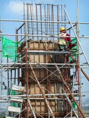 Ahşap formu iş inşaat sahasında imalatı inşaat işçileri 