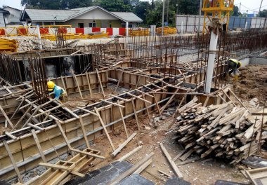 Ahşap formu iş inşaat sahasında imalatı inşaat işçileri 