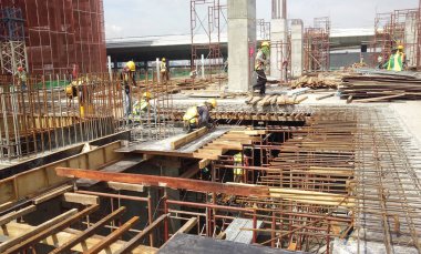 Ahşap formu iş inşaat sahasında imalatı inşaat işçileri 