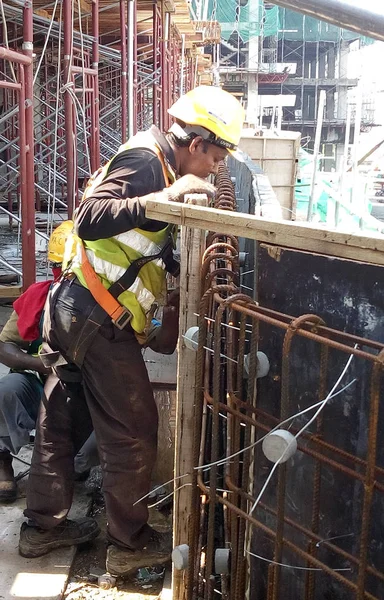 Travailleurs de la construction travaillant sur le chantier — Photo