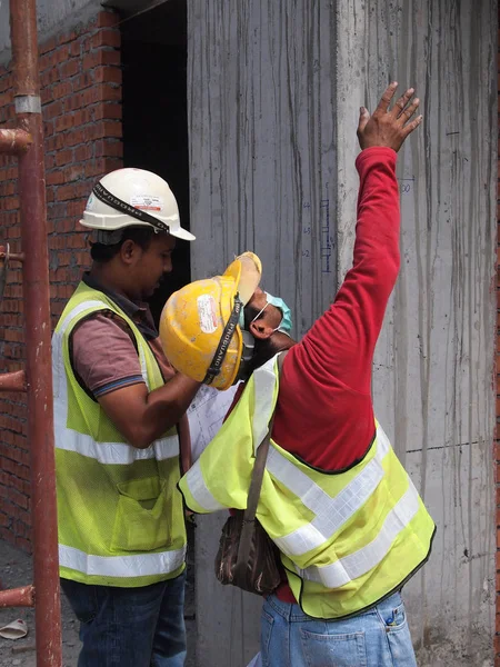 Trabalhadores da construção que trabalham no estaleiro — Fotografia de Stock